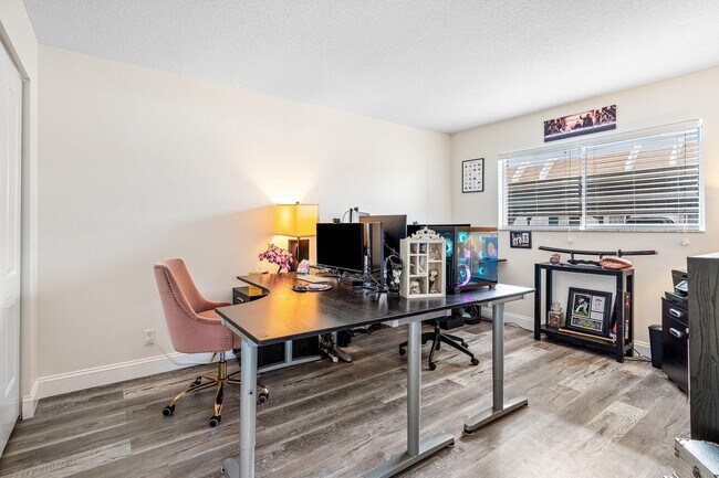 Building Photo - 2905 SW 22nd Ave