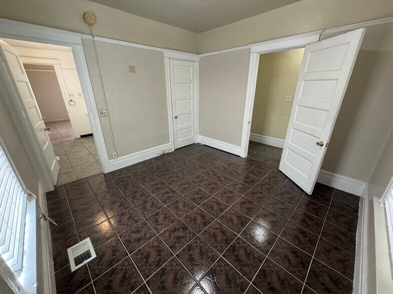 Building Photo - 1124 W 37th Pl