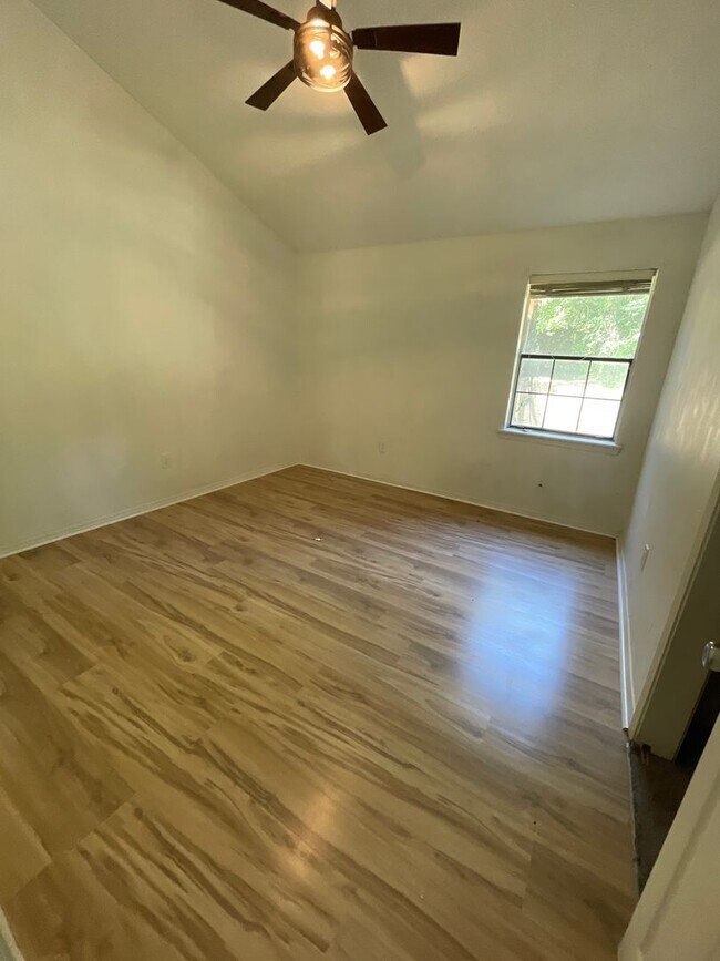 Building Photo - Western Hills 3 Bedroom Home