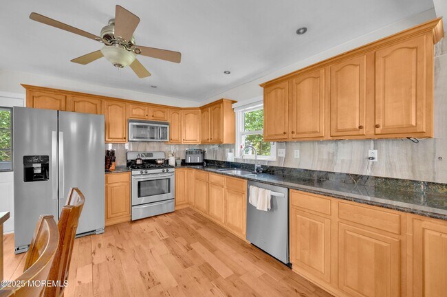 Building Photo - 1424 Shafto Rd