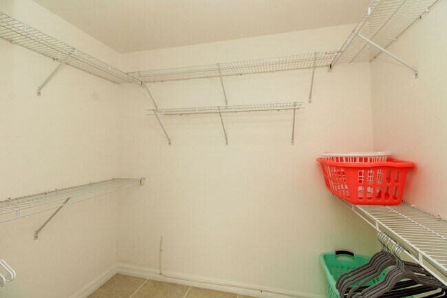 Building Photo - ** SPACIOUS 3 BED/2 BATH COACH HOME WITH T...