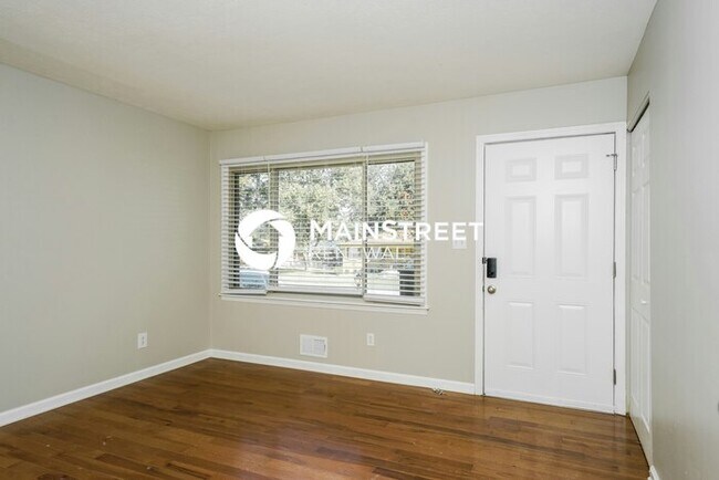Building Photo - 3 Bedroom Pet-Friendly Home in LOUISVILLE,...