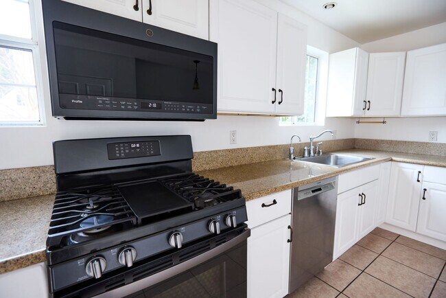 Building Photo - 3730 Edenhurst Ave