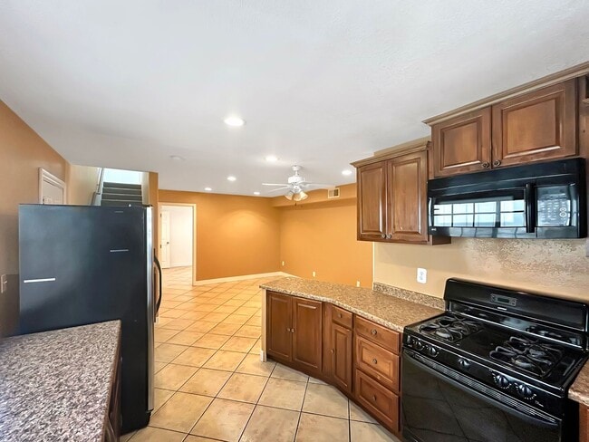 Building Photo - Beautiful 3B 2BA Duplex Unit w/ Balcony, W...