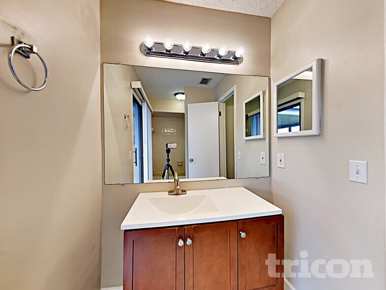 Building Photo - 2209 Constitution Dr