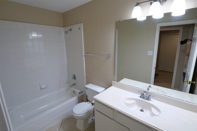 Building Photo - 15503 Clear Valley Dr