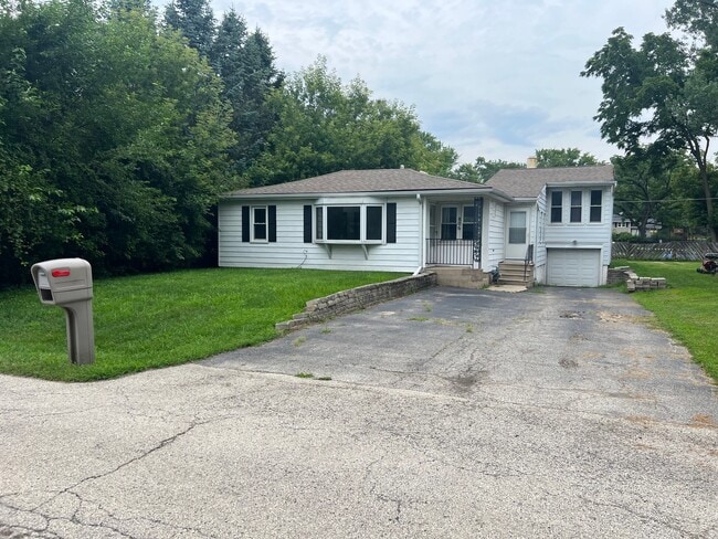 Building Photo - 806 Menominee Dr