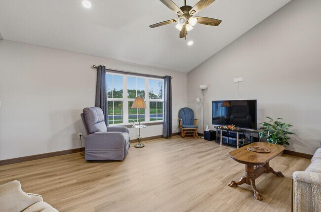 Building Photo - 557 Cannondale Ave