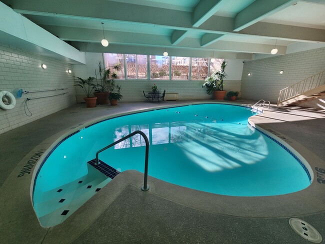Building Photo - Gorgeous 1 Bed 1 Bath Condo In Fantastic L...