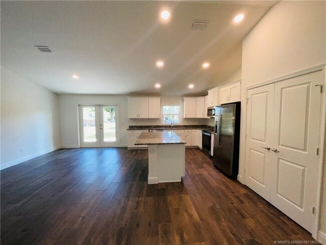 Building Photo - 7702 Lakeland Blvd