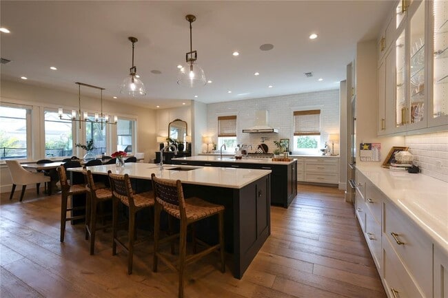 Building Photo - 2402 W Parkland Blvd