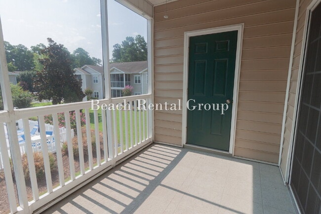 Building Photo - Open and Inviting End Unit