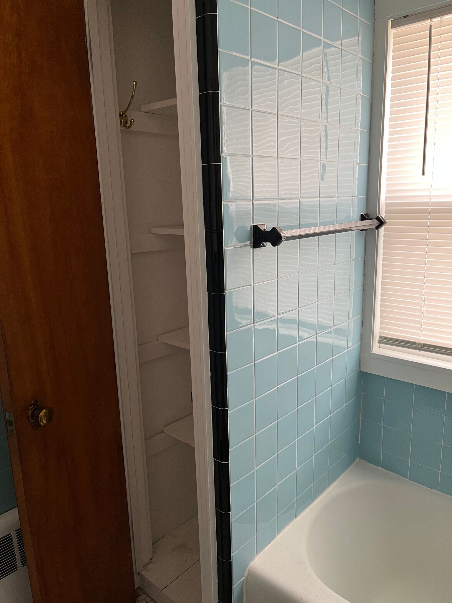 Building Photo - 47 Quaker Ln S