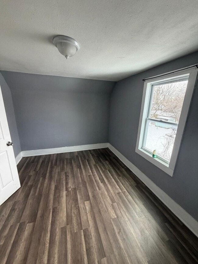 Building Photo - 3 bedroom Home Lower credit scores accepted with proof of income!!