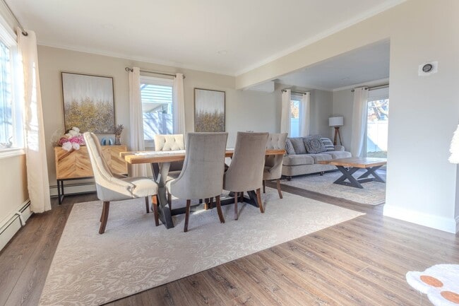 Building Photo - Immaculate 3 bedroom 1 Bathroom - Full House