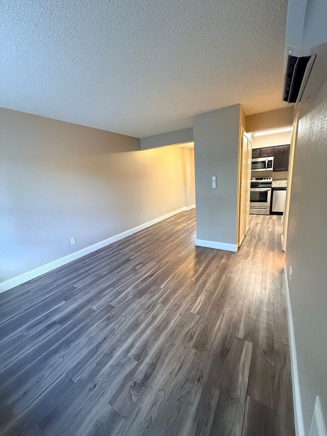 Interior Photo - 1060N