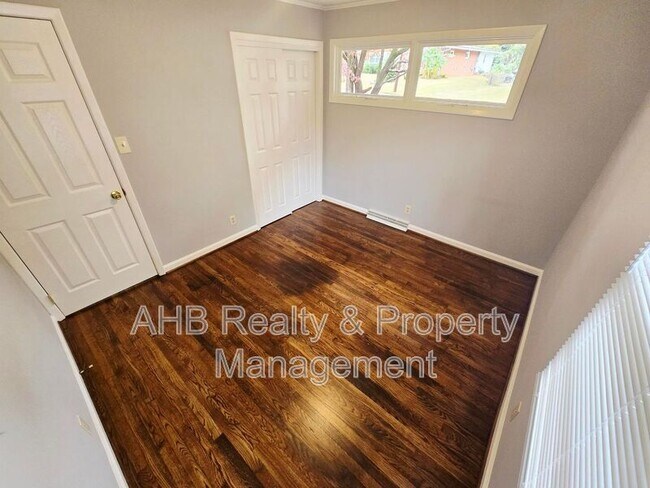 Building Photo - 502 Doggett Dr