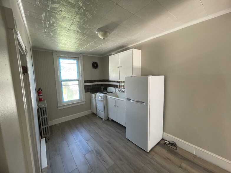 Building Photo - 582 Sunbury St