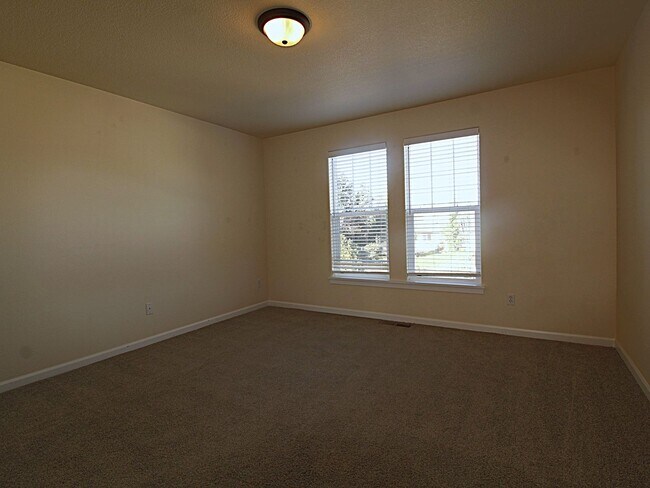 Building Photo - Charming 3-Bedroom Home in NE Bend – Close...