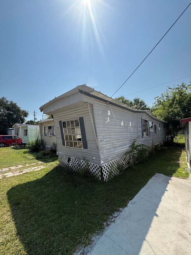 Building Photo - 622 N Beach St