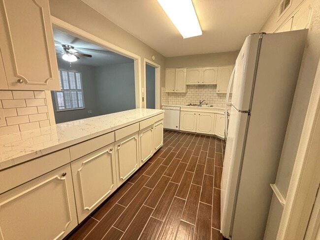 Building Photo - CONDO WITH ALL BILLS PAID