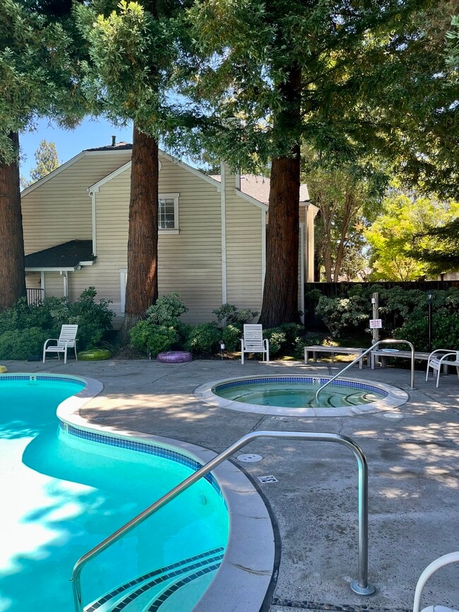 Building Photo - 185 Easy St