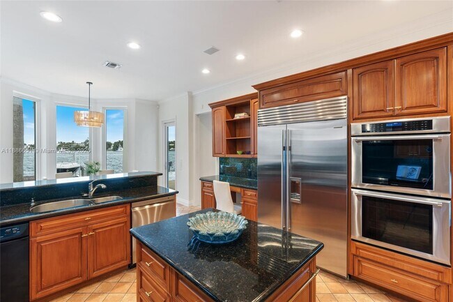Building Photo - 305 N Hibiscus Dr