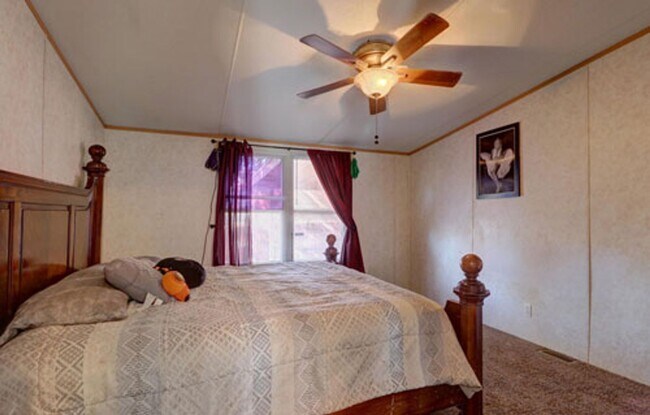 Building Photo - Spacious 3/2 Doublewide on fenced lot