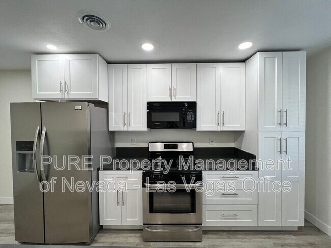 Building Photo - 1405 E Vegas Valley Dr