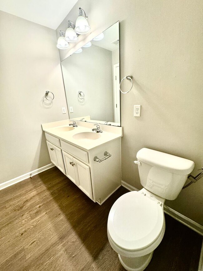 Building Photo - 3 Bed 2 Bath Townhome Located in Cokers Commons in Goose Creek!