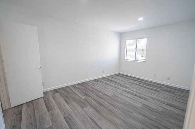 Building Photo - Remodeled 2 Bedroom Condo for Rent in Newhall!