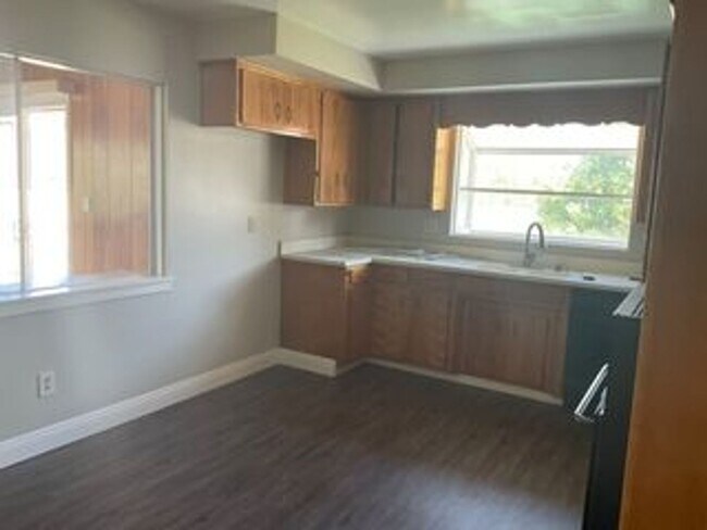 Building Photo - 5 bed 2 Bathroom in Riverside