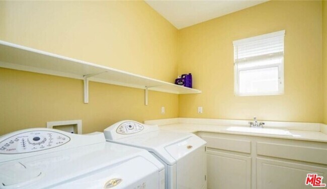 Building Photo - 1241 Ivy Terrace