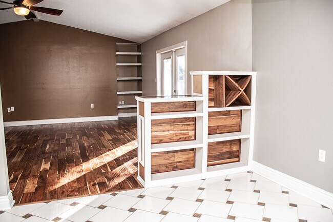 Building Photo - 17 8th St