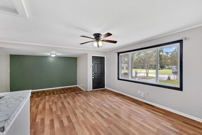 Building Photo - 3 bedroom Northwoods Home