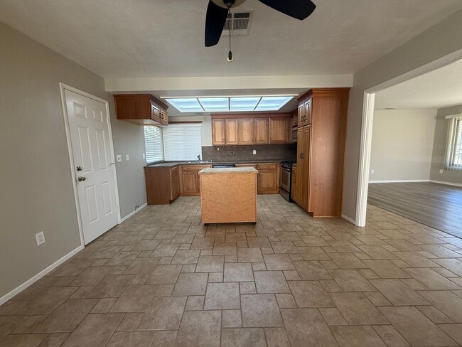 Building Photo - Beautiful Canyon Crest Home