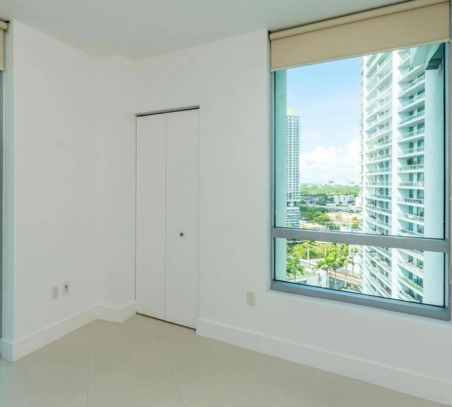 Building Photo - 350 S Miami Ave