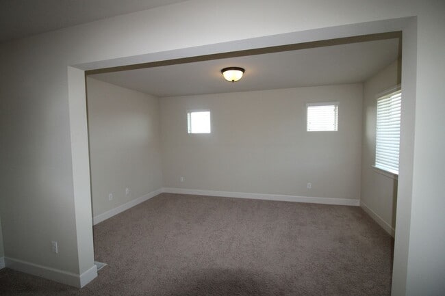 Building Photo - WELL MAINTAINED, BEAUTIFUL 5 BR HOME IN THE CAMAS HILLS!