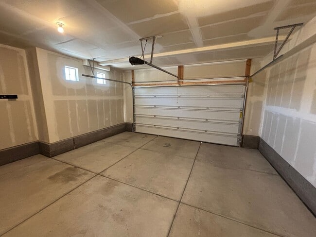 Building Photo - SPACIOUS HOME FOR RENT!