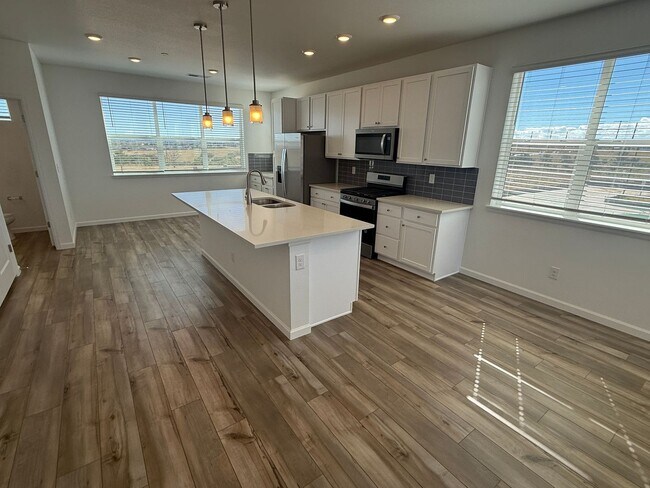 Building Photo - BRAND NEW 3 bedroom townhome in Castle Pines!