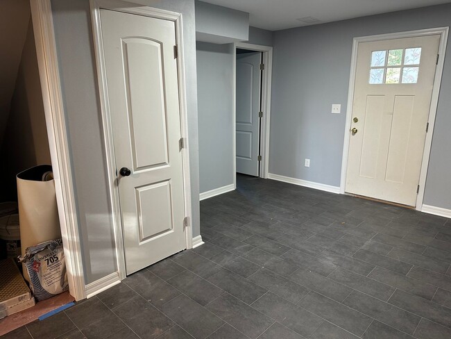 Building Photo - Affordable 3/1 Duplex in Plant City