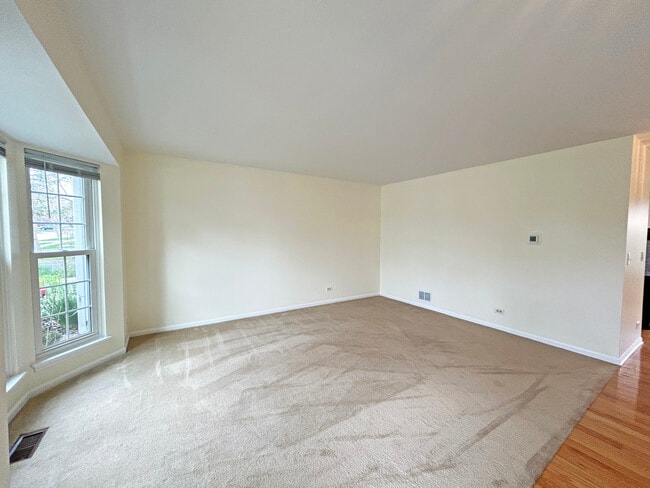 Building Photo - 6146 Golfview Dr