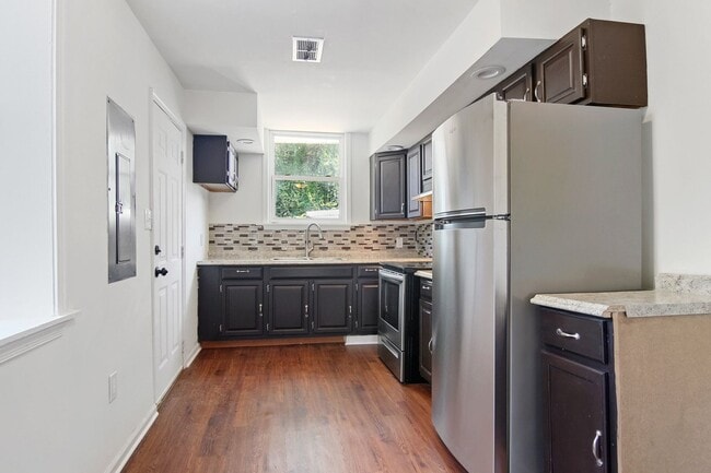 Building Photo - Coming Soon! Spacious 3 Bedroom, 1.5 Bath ...