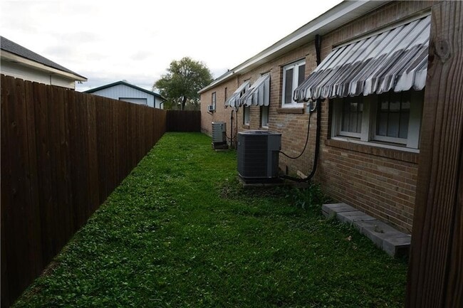 Building Photo - 177 W 5th St