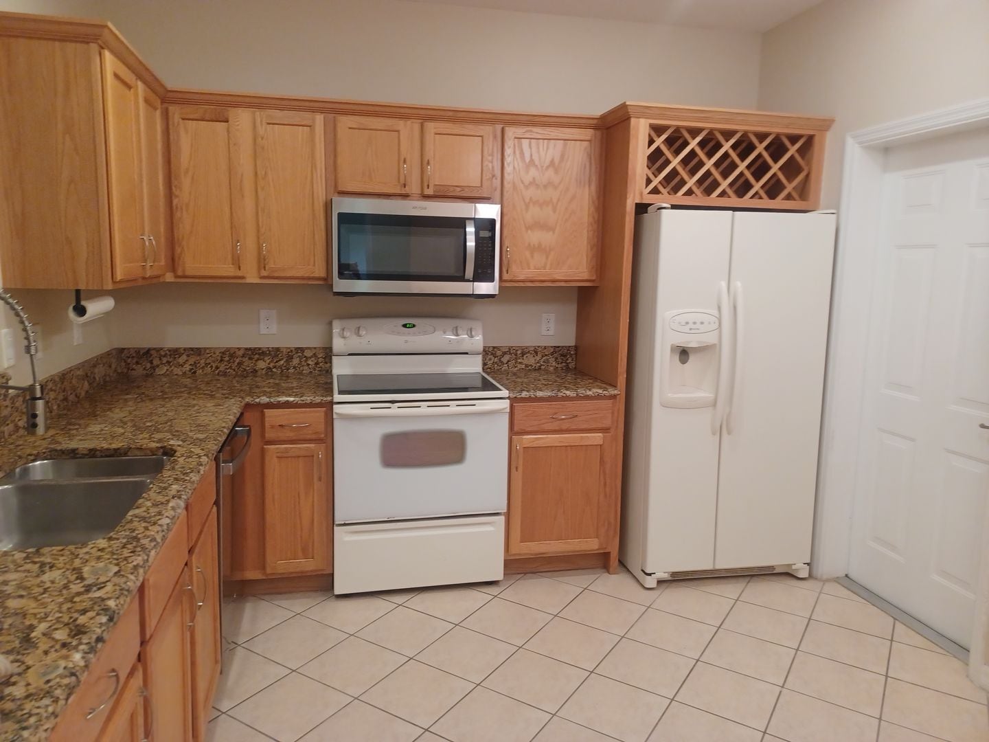 Building Photo - Townhouse with Amenities Galore: 3 BR / 2.5 Bath In The Colonnade Community