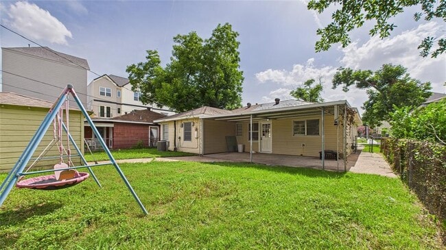 Building Photo - 2318 Reinerman St