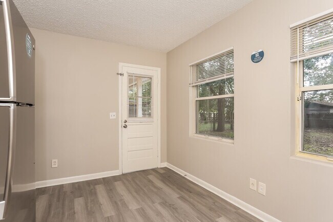 Building Photo - 2434 Quail Ave