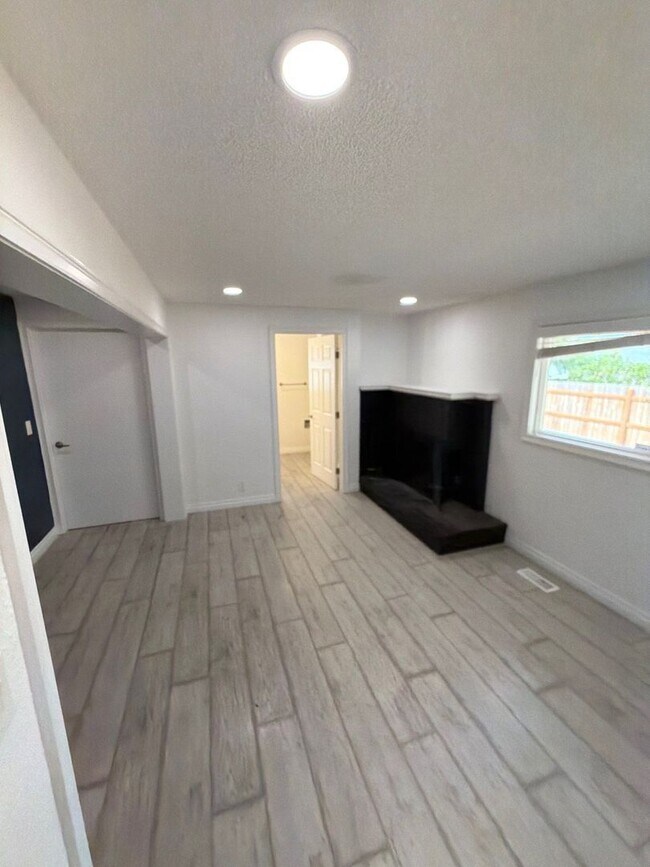 Building Photo - 1085 Saville Ave