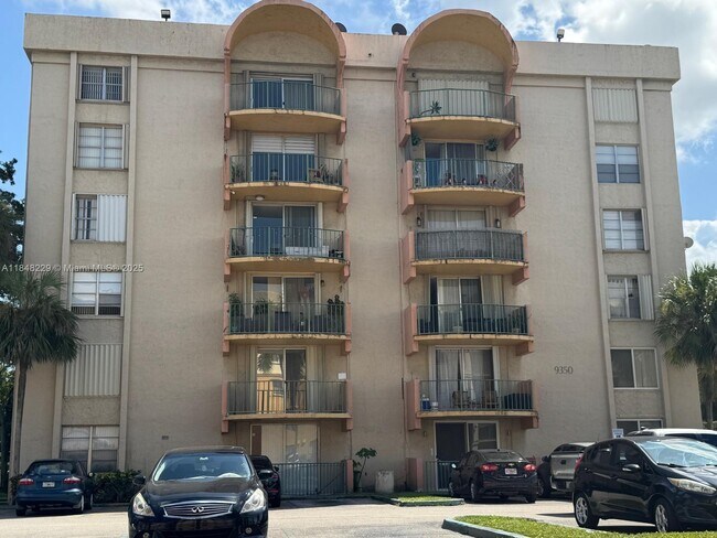 Building Photo - 9350 Fontainebleau Blvd