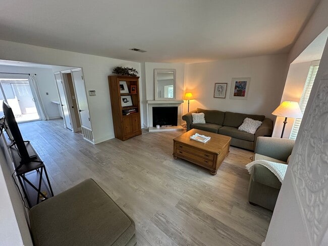 Building Photo - 3 Bed 1.5 Bath Townhome In Walnut Creek W/...